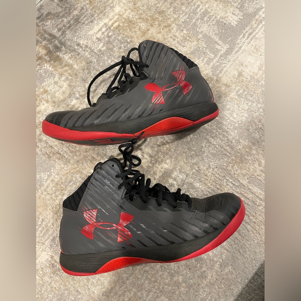 Under Armour Mens Basketball Mid-Top Gray/Black/Red Sneakers Sz 10.5 1259015-021 - Picture 7 of 12